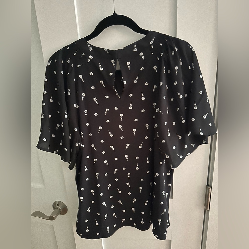 Ann Taylor Black Floral Short Sleeve Blouse (Size M)